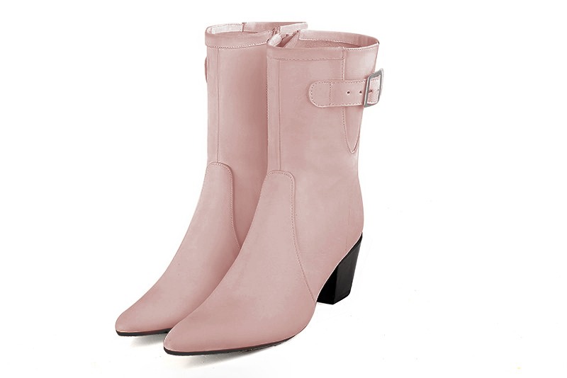 Bottines élégantes et raffinées avec une fermeture éclair à l'intérieur, coloris rose poudré. Bout effilé. Mi-haut à haut. Talon conique. Personnalisation : Choix des cuirs, des couleurs et des talons. Cou-de-pied sur mesure. - Florence KOOIJMAN